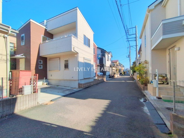 越谷市大字弥十郎 中古戸建の前面道路含む現地写真
