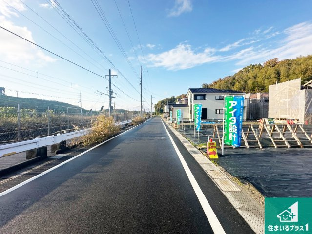 木津川市城山台　新築一戸建ての前面道路含む現地写真|周辺は落ち着いた街並みの住宅地！子育てがしやすい住環境です！まだ未完成ですが、現地でしかわからない事もございます。是非一度ご覧ください。