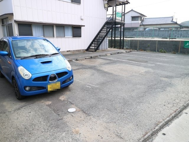 草木アパートの駐車場
