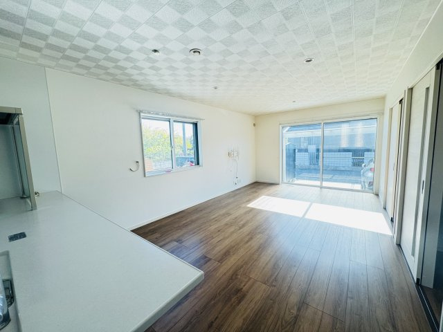 高崎市藤塚町　中古平屋住宅の居間・リビング|南向きの明るいリビングです！