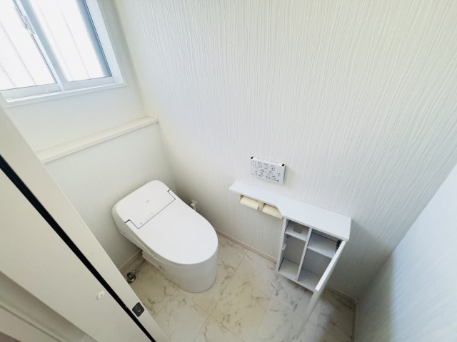 高崎市藤塚町　中古平屋住宅のトイレ|タンクレストイレです！収納もあります♪