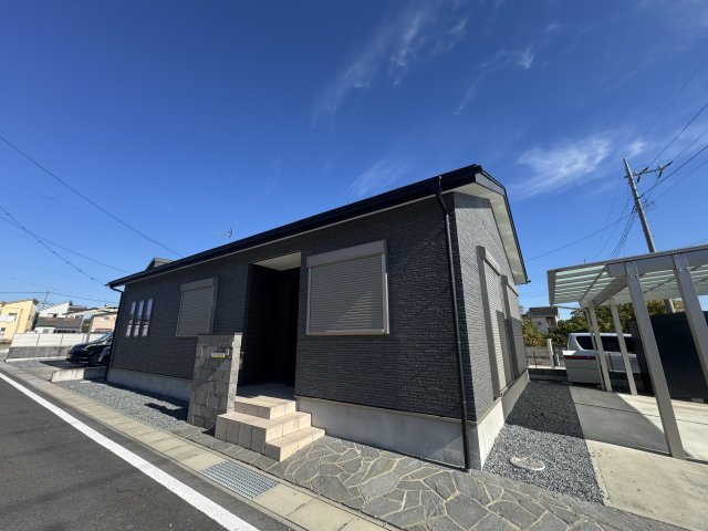 高崎市藤塚町　中古平屋住宅の外観|各窓にはシャッターがついてます！