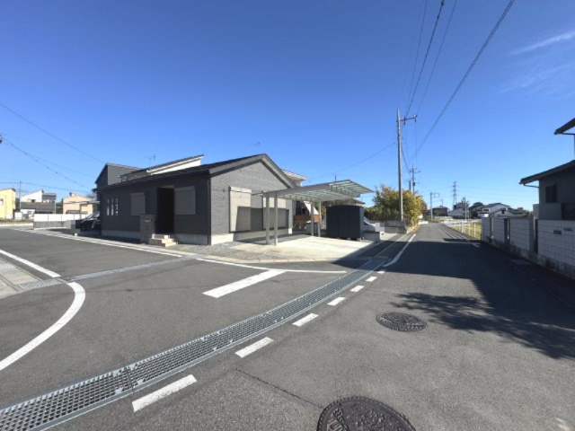 高崎市藤塚町　中古平屋住宅の前面道路含む現地写真|南側前面道路幅員約5.7ｍ　西側前面道路幅員約5.0ｍ