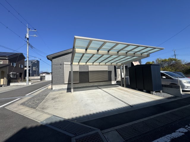 高崎市藤塚町　中古平屋住宅の駐車場|並列駐車で2台可能です！（カーポート付き）
