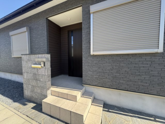 高崎市藤塚町　中古平屋住宅の玄関|TVモニターホン・ポスト付きの玄関