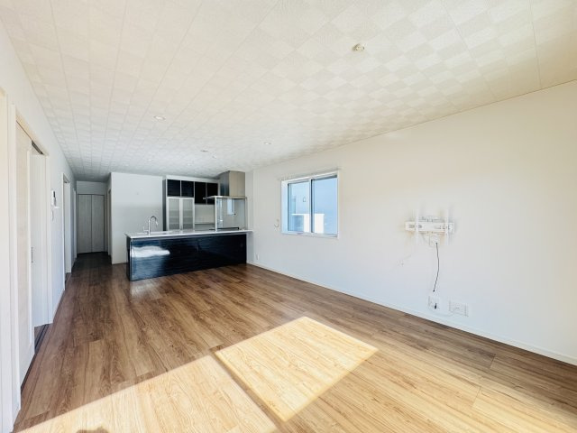 高崎市藤塚町　中古平屋住宅の居間・リビング|19.5帖広々リビングはご家族みんなでゆったりくつろげます♪