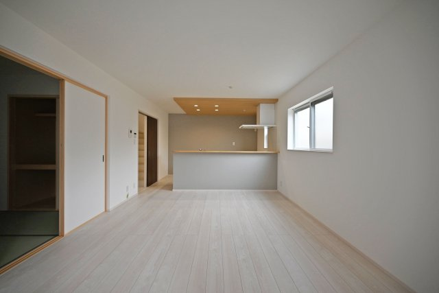ファーストタウン荻野3丁目新築一戸建て│2SLDK・3SLDK+駐車2台可の居間・リビング|1階LDKをリビング側から正面に撮影した内観写真です。未就学児も含む4人家族がゆとりをもって過ごすには十分の1棟です。