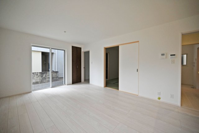 ファーストタウン荻野3丁目新築一戸建て│2SLDK・3SLDK+駐車2台可の居間・リビング|ダイニングは「誰かが座っても通行の邪魔にならない」ストレスフリーの広さを確保。キッチンからの配膳効率も良いのが魅力です。