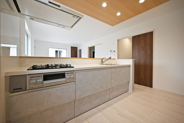 ファーストタウン荻野3丁目新築一戸建て│2SLDK・3SLDK+駐車2台可のキッチン|1階キッチンの奥側から撮影した内観写真です。
対面式キッチンは、小さなお子様のいるご家族もリビングの様子を見守りながらお料理出来て安心◎収納もたっぷりあるので、いつもすっきりと清潔な印象を保てます。