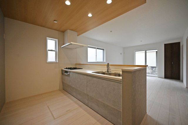 ファーストタウン荻野3丁目新築一戸建て│2SLDK・3SLDK+駐車2台可のキッチン|1階キッチンユニット越しに撮影した内観写真です。対面式キッチンを採用しているため視界は広く、ご家族間やご来訪者とのコミュニケーションも一体的に取り易くなっております。