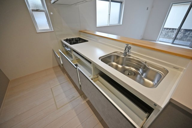 ファーストタウン荻野3丁目新築一戸建て│2SLDK・3SLDK+駐車2台可のキッチン|天板とワークトップ下の収納は満足のいくスペースが備わっています。 大きな鍋などもゆったりと収納いただけます。