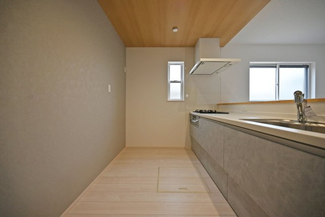 ファーストタウン荻野3丁目新築一戸建て│2SLDK・3SLDK+駐車2台可のキッチン|十分なキッチンスペースを確保しているため、キッチン後方に冷蔵庫やカップボードなどを設置することも可能です。