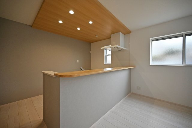 ファーストタウン荻野3丁目新築一戸建て│2SLDK・3SLDK+駐車2台可のキッチン|キッチンは折下天井やダウンライトなどデザイン性の高い設計に終始しています。