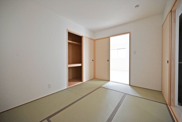 ファーストタウン荻野3丁目新築一戸建て│2SLDK・3SLDK+駐車2台可の和室|1階リビング横の和室の内観写真です。 帰宅時にちょっと寝転がりたいときや、家事の合間の休憩などの際に便利です。
