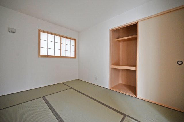 ファーストタウン荻野3丁目新築一戸建て│2SLDK・3SLDK+駐車2台可の和室|押入れにはお客様用のお布団や、季節家電、お子様のおもちゃ等幅広く収納して頂けます。
