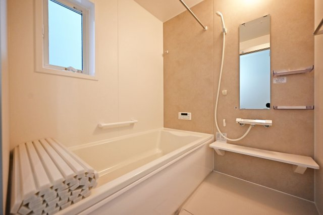 ファーストタウン荻野3丁目新築一戸建て│2SLDK・3SLDK+駐車2台可の浴室|1階浴室の内観写真です。1616サイズの浴室暖房乾燥機付きユニットバスです。