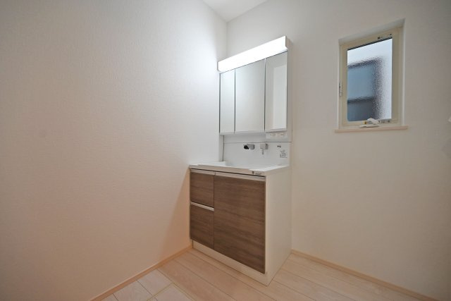 ファーストタウン荻野3丁目新築一戸建て│2SLDK・3SLDK+駐車2台可の独立洗面台|洗面台は3面鏡裏収納付きのドレッサーを採用しています。小窓も設けているため、電気乾燥機等によりこもる湿気もしっかり排出できます。