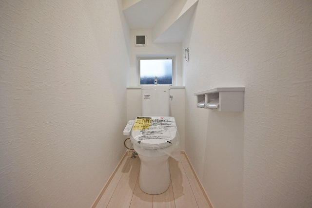 ファーストタウン荻野3丁目新築一戸建て│2SLDK・3SLDK+駐車2台可のトイレ|1・2階に1か所ずつウォッシュトイレを導入しています。