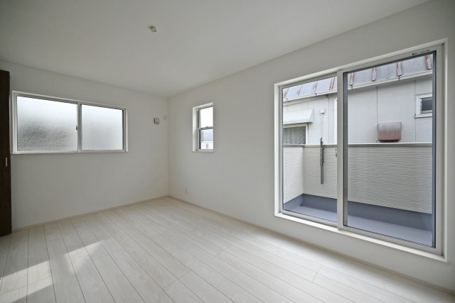 ファーストタウン荻野3丁目新築一戸建て│2SLDK・3SLDK+駐車2台可の洋室|2階主寝室想定に入ってすぐの内観写真です。
2面採光の為、採光通風ともに良好です。