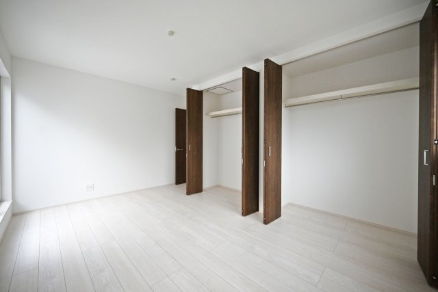 ファーストタウン荻野3丁目新築一戸建て│2SLDK・3SLDK+駐車2台可の洋室|-主寝室(2F)- 
収納庫内には枕棚とハンガーレールを配置しています。