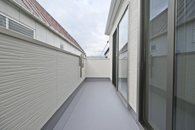 ファーストタウン荻野3丁目新築一戸建て│2SLDK・3SLDK+駐車2台可のバルコニー|2階バルコニーには奥行きがあってたくさんの洗濯物を干すことができ、陽光がたっぷりと室内に行き届きます。標準で物干し金具が設置されています。