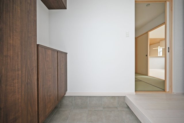 ファーストタウン荻野3丁目新築一戸建て│2SLDK・3SLDK+駐車2台可の玄関|1階玄関に入ってすぐの内観写真です
上部まで収納があるシューズBOX付き。 毎日使う玄関回りも常に片付いた状態を維持できそうです。