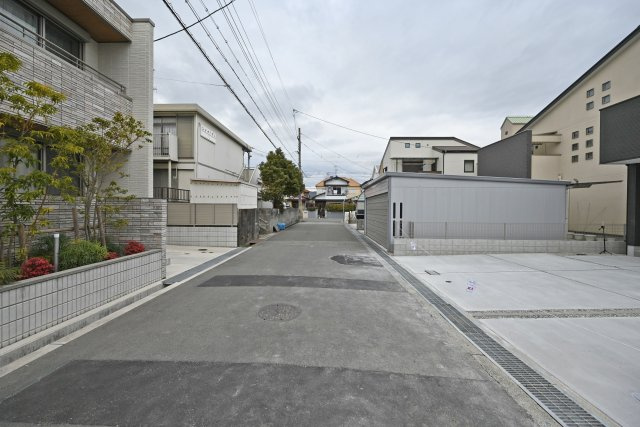 ファーストタウン荻野3丁目新築一戸建て│2SLDK・3SLDK+駐車2台可の前面道路含む現地写真|前面道路は西側に約6ｍ幅で駐車の際も安心です。