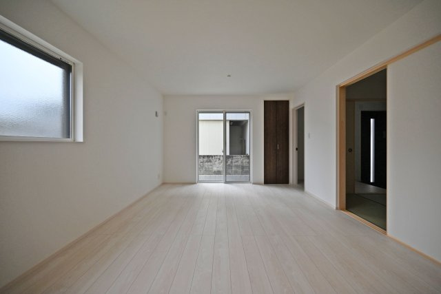 ファーストタウン荻野3丁目新築一戸建て│2SLDK・3SLDK+駐車2台可の居間・リビング|1階LDKをキッチン側から正面に撮影した内観写真です。奥行きがある縦長リビングなので、収納や家具の配置、インテリアコーディネートがしやすいです。