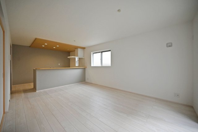 ファーストタウン荻野3丁目新築一戸建て│2SLDK・3SLDK+駐車2台可の居間・リビング|対面式キッチンで家族同士のつながりを感じやすい設計を基調としています。キッチン上部に折下天井を採用するなど、デザイン性を向上させた内観に仕上がりました。