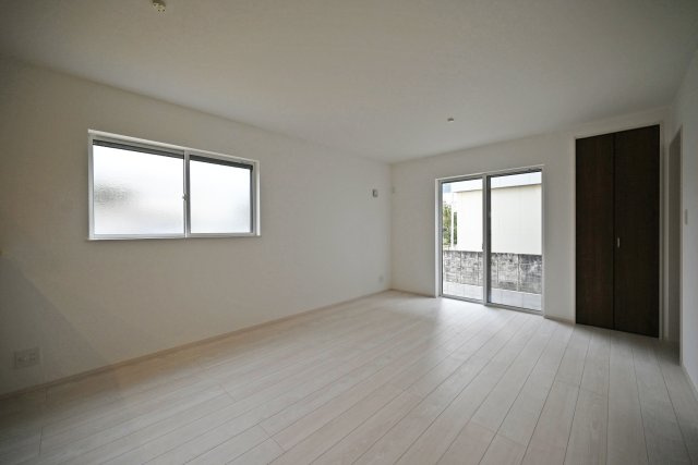 ファーストタウン荻野3丁目新築一戸建て│2SLDK・3SLDK+駐車2台可|1階LDKをダイニング側からリビング側に向けて撮影した内観写真です。 南と東からの自然光がしっかり入ってくる立地・設計となっております。