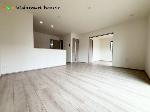 上尾市原市北1丁目　新築戸建　ハートフルBの居間・リビング|LDK：15.2帖