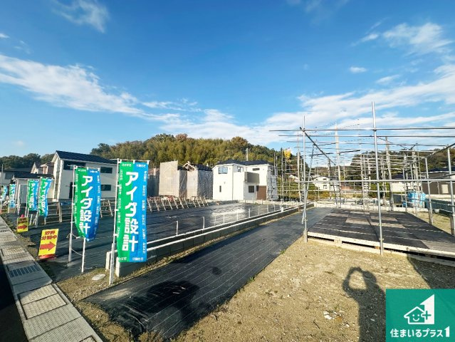 木津川市城山台　新築一戸建ての外観|周辺は落ち着いた街並みの住宅地！子育てがしやすい住環境です！まだ未完成ですが、現地でしかわからない事もございます。是非一度ご覧ください。
