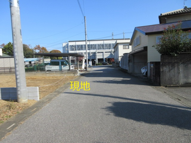 売地　熊谷市江南中央1-17-10（全1区画）の前面道路含む現地写真