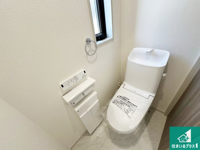 木津川市城山台　新築一戸建てのトイレ|1・2階の2ヶ所にあるので、朝の忙しい時間の順番待ちもなく、深夜の利用にも大変便利です。
