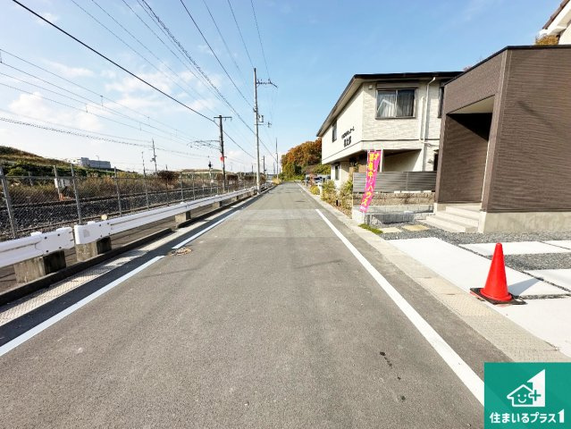 木津川市城山台　新築一戸建ての前面道路含む現地写真|周辺は閑静な住宅街！前面道路広々で車の出し入れも便利です。駐車が苦手な方でも安心して車庫入れできます！