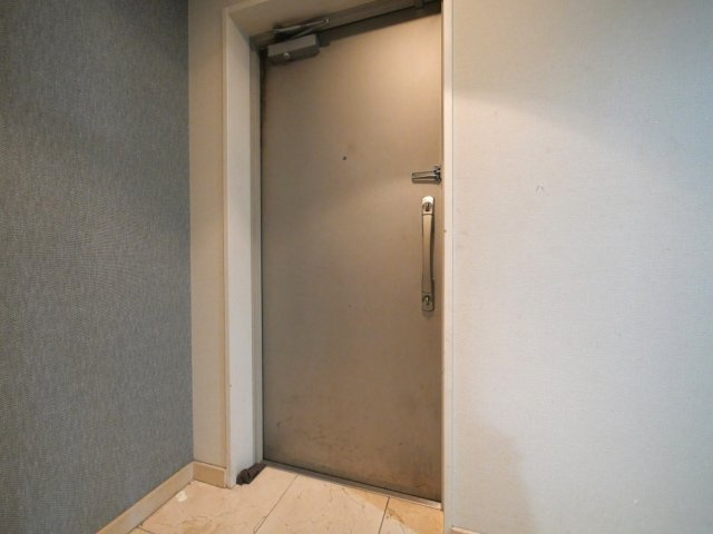 レジディア心斎橋ウエストの玄関