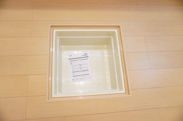 越谷市宮本町2丁目 新築分譲住宅 A号棟のキッチン|床下収納
