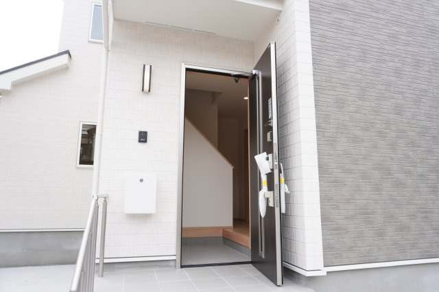 越谷市宮本町2丁目 新築分譲住宅 A号棟の玄関