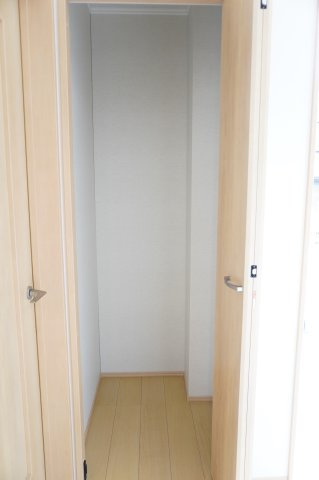 越谷市宮本町2丁目 新築分譲住宅 A号棟の玄関|物入