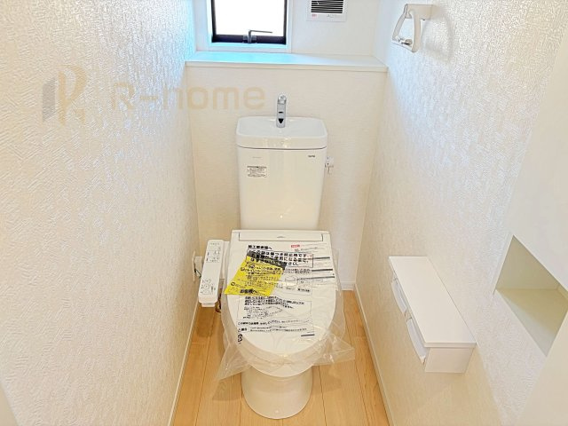龍ケ崎市城ノ内第9　新築戸建て　2号棟のトイレ|温水洗浄便座付きのトイレ。
トイレが２ヵ所設置で朝の忙しい時間でも安心です。