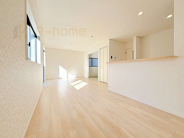 龍ケ崎市城ノ内第9　新築戸建て　2号棟の居間・リビング|広々とした余裕のあるリビングです♪大きな窓からは自然光が届きます。