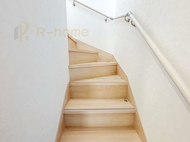 龍ケ崎市城ノ内第9　新築戸建て　2号棟の内装|手すりのついた階段！小さなお子様の利用も一安心です♪