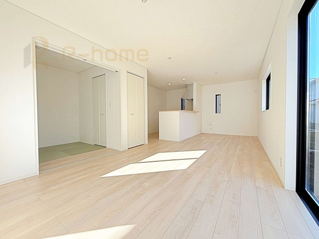 龍ケ崎市城ノ内第9　新築戸建て　2号棟の居間・リビング|広くて明るいＬＤＫ♪ ゆったりくつろげるリビングスペースで、ご家族皆様の笑顔が溢れます。