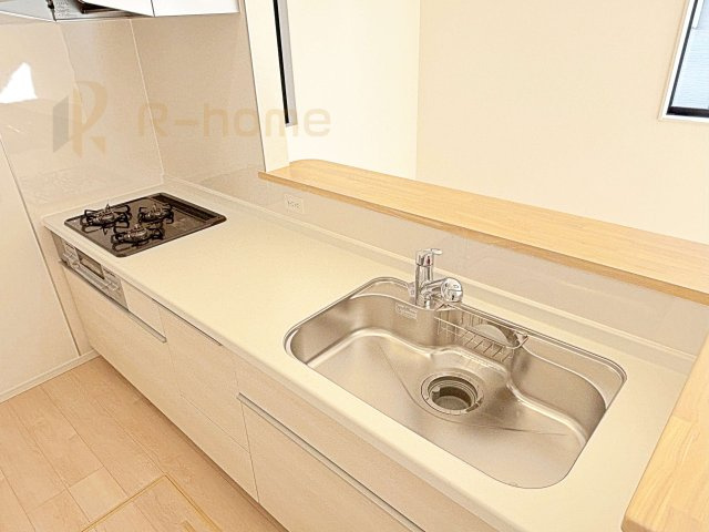 龍ケ崎市城ノ内第9　新築戸建て　2号棟のキッチン|料理をしながら家族とコミュニケーションが取れる対面式システムキッチン。