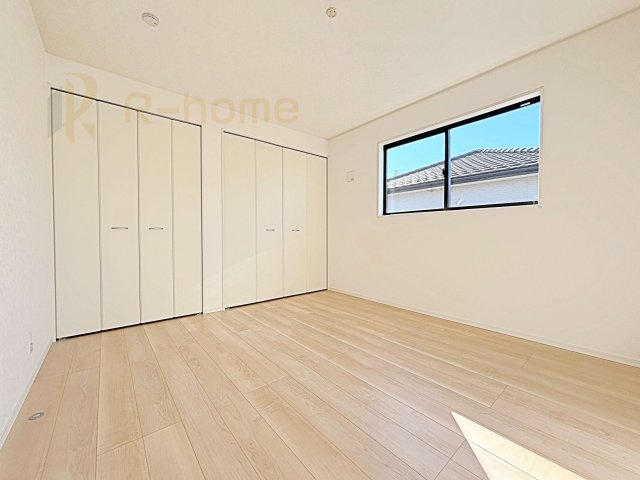 龍ケ崎市城ノ内第9　新築戸建て　2号棟の洋室|どんな部屋家具も合わせやすいシンプルな洋室！
たっぷりの日差しと心地よい風が舞い込む住まい♪