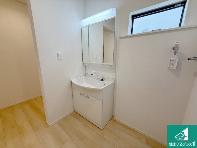 岸和田市門前町　第2期　新築一戸建ての独立洗面台|清潔感のある洗面台です。フラットな鏡は掃除がしやすく毎日清潔！鏡裏には収納があるのでスッキリとした洗面台が保てます。