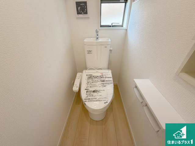 岸和田市門前町　第2期　新築一戸建てのトイレ|1・2階の2ヶ所にあるので、朝の忙しい時間の順番待ちもなく、深夜の利用にも大変便利です。