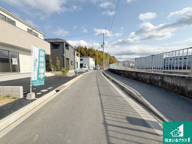 岸和田市門前町　第2期　新築一戸建ての前面道路含む現地写真|周辺は閑静な住宅街！前面道路広々で車の出し入れも便利です。駐車が苦手な方でも安心して車庫入れできます！