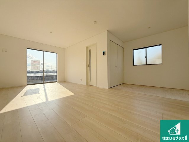 岸和田市門前町　第2期　新築一戸建ての居間・リビング|日当たり良好の明るいリビングで朝の目覚めもスッキリできそう！対面キッチンでご家族のコミュニケーションも自然と増える設計！小さなお子様が遊ぶスペースを作っても広々とくつろげるLDK！