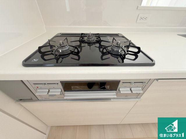 岸和田市門前町　第2期　新築一戸建ての設備|ダブル高火力Ｓｉセンサー付きコンロ！３口あるので、まとめて料理をする時も大活躍！